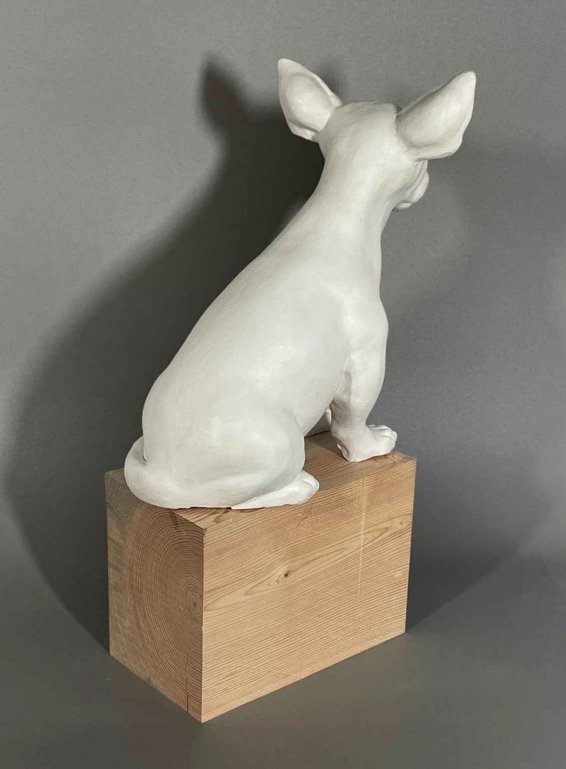 Escultura Maga vista posterior, obra única de cerámica contemporánea