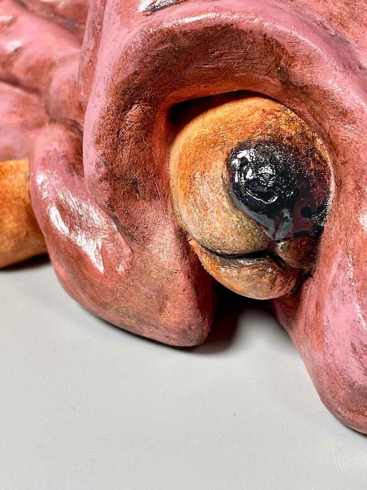 Detalle en la nariz y de la textura de la escultura Invierno, obra única de cerámica contemporánea