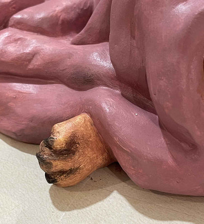 Detalle de la textura de pata y manta de la escultura Invierno, obra única de cerámica contemporánea