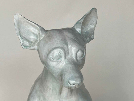 Escultura Maga II vista primer plano frontal de la cara, obra única de cerámica contemporánea