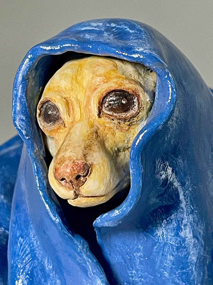 Escultura Madre Manta vista primer plano cara perfil izquierdo, obra única de cerámica contemporánea