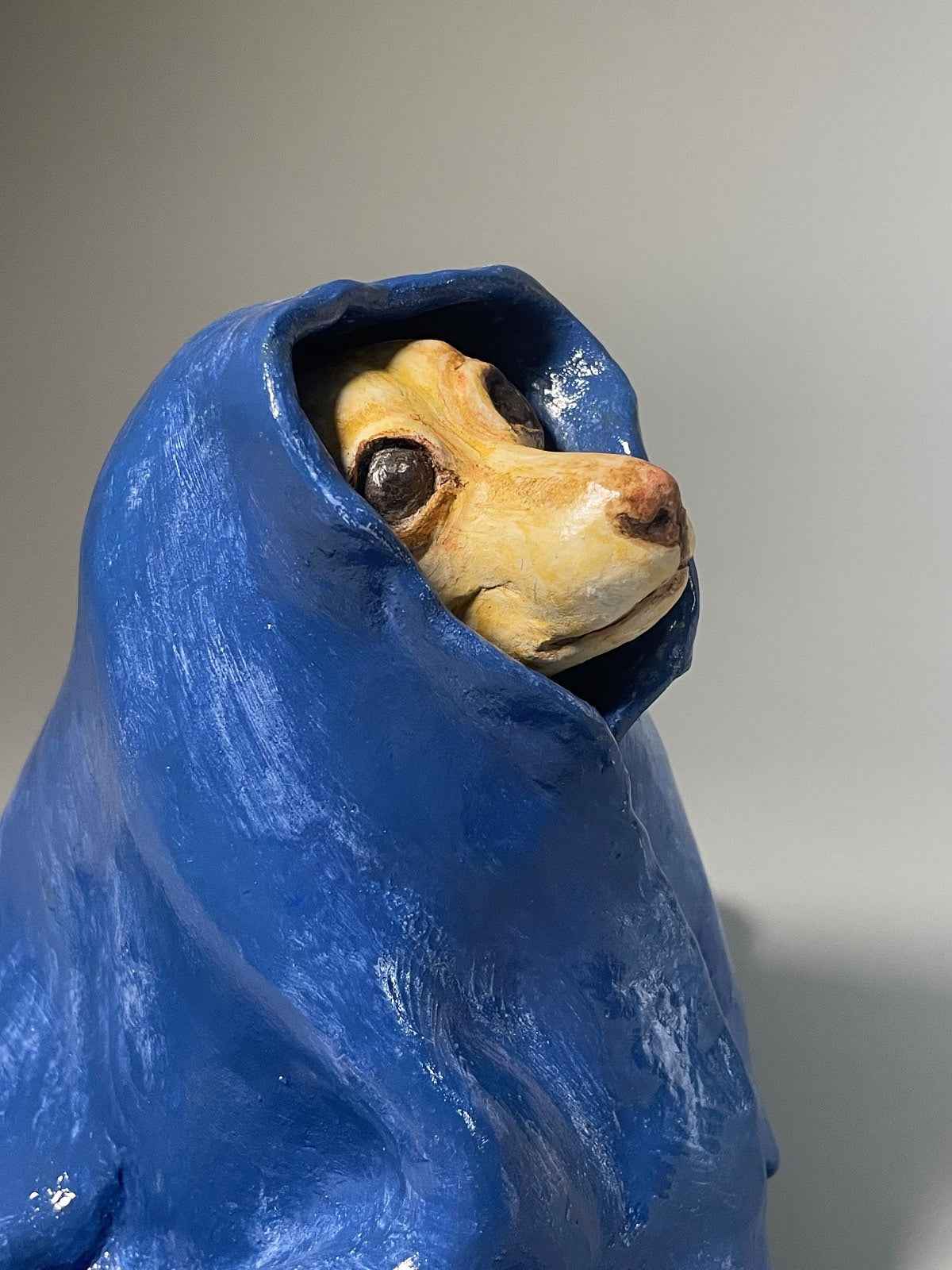 Escultura Madre Manta perfil derecho, obra única de cerámica contemporánea