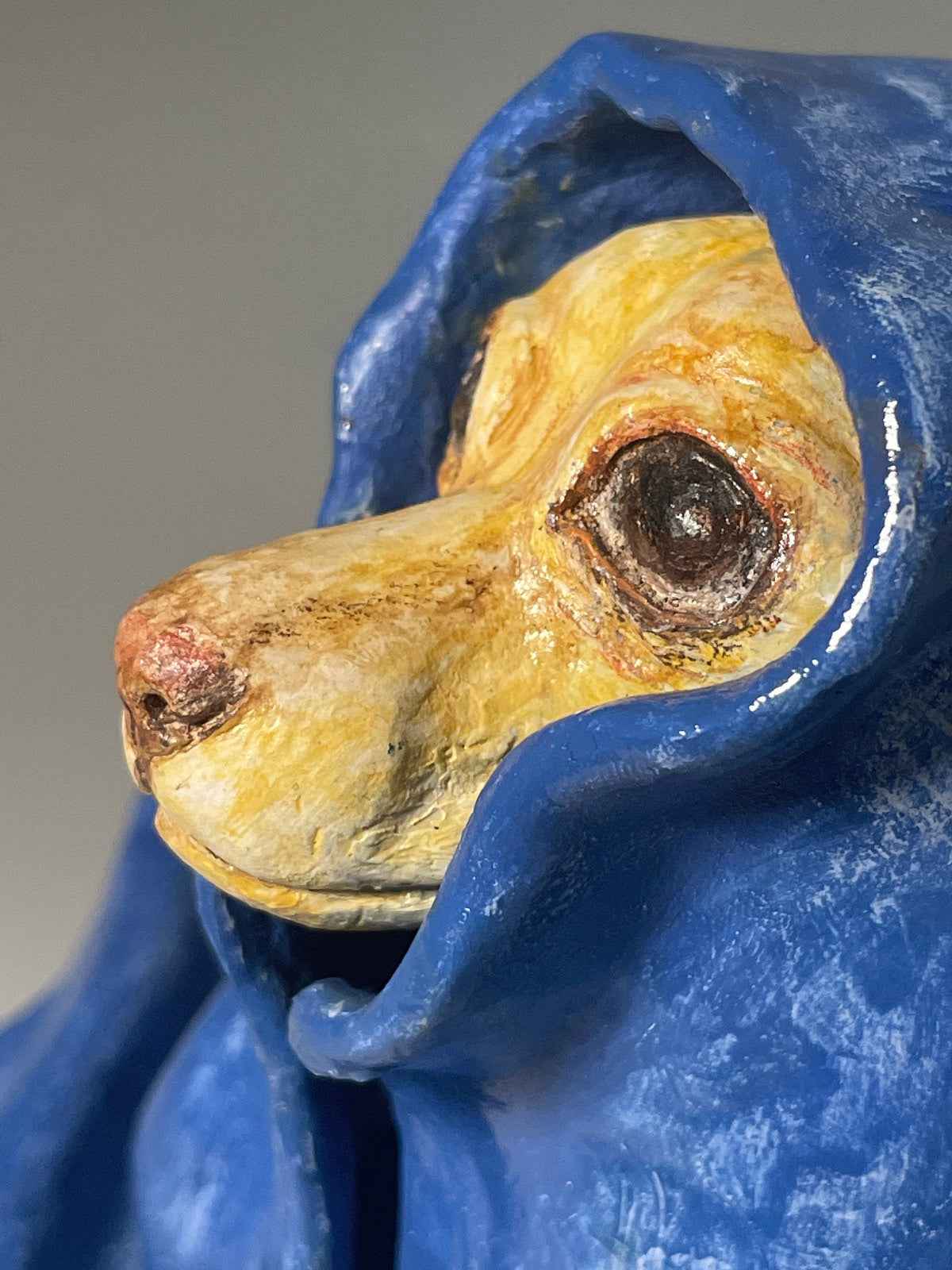 Escultura Madre Manta perfil izquierdo, obra única de cerámica contemporánea