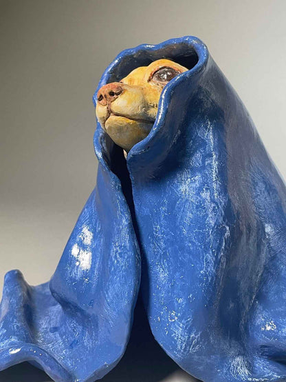 Escultura Madre Manta perfil izquierdo vista inferior, obra única de cerámica contemporánea