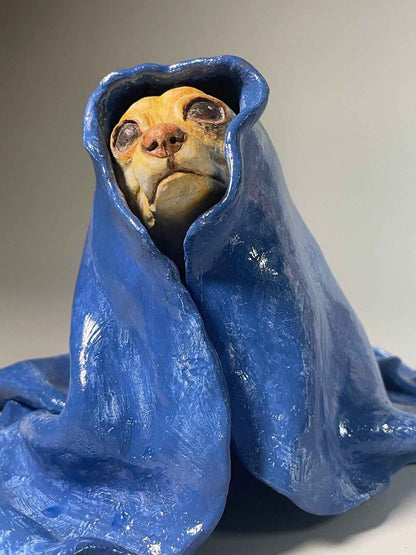 Escultura Madre Manta primer plano vista inferior, obra única de cerámica contemporánea