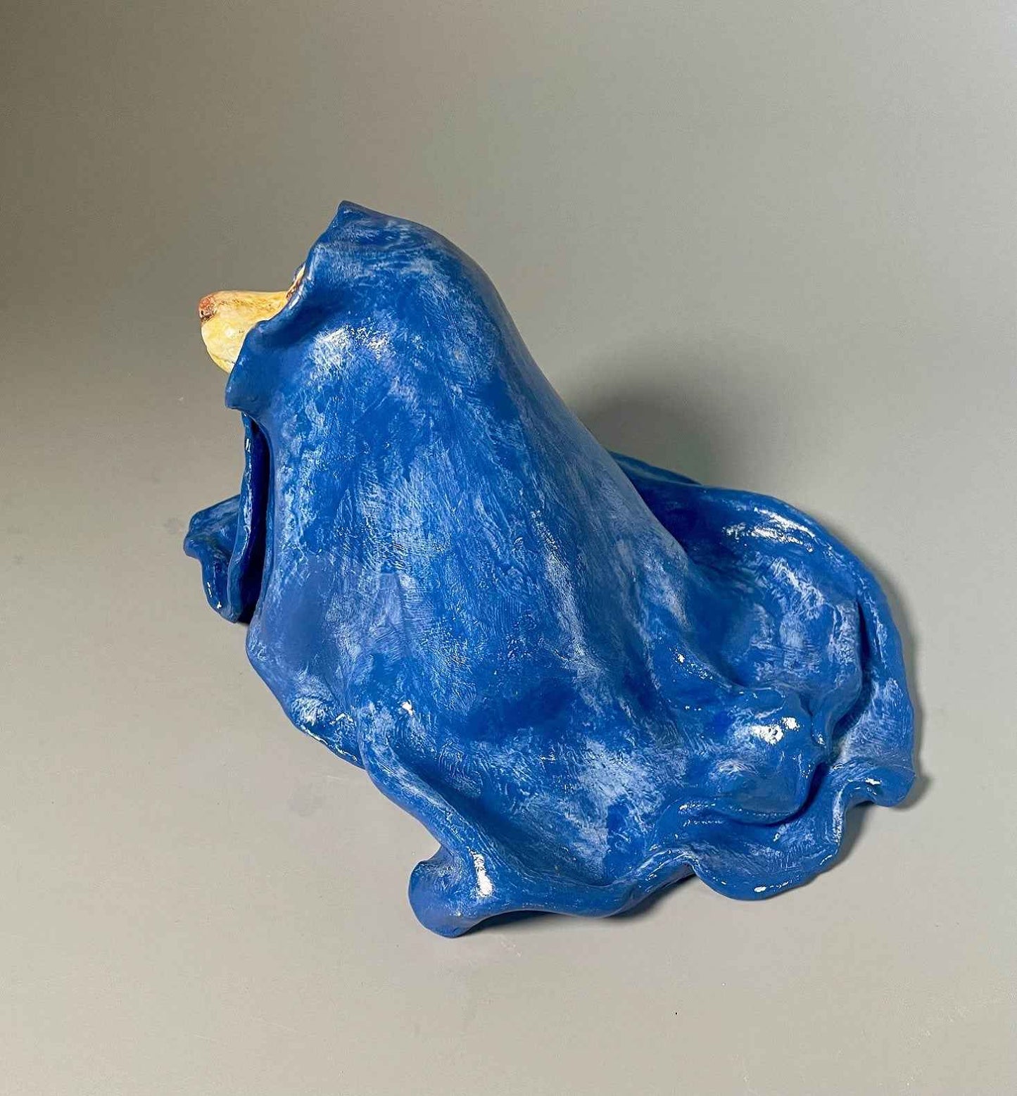 Escultura Madre Manta vista posterior lado izquierdo, obra única de cerámica contemporánea