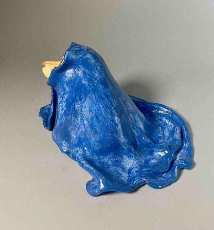 Escultura Madre Manta vista posterior lado izquierdo, obra única de cerámica contemporánea