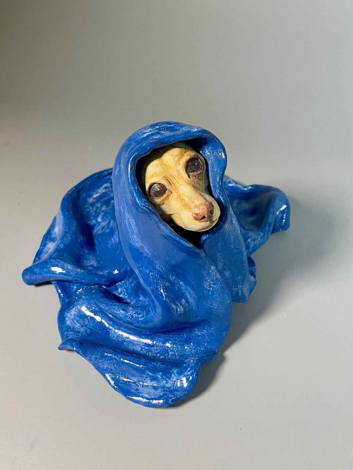 Escultura Madre Manta vista superior frontal, obra única de cerámica contemporánea