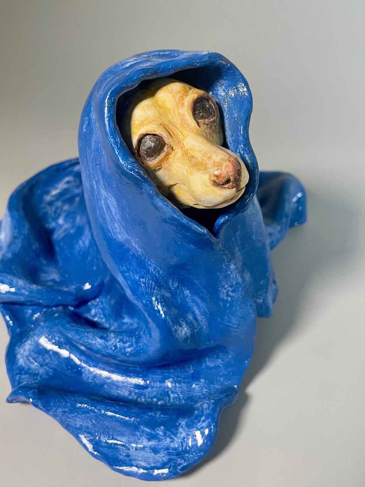 Escultura Madre Manta vista superior frontal perfil derecho, obra única de cerámica contemporánea