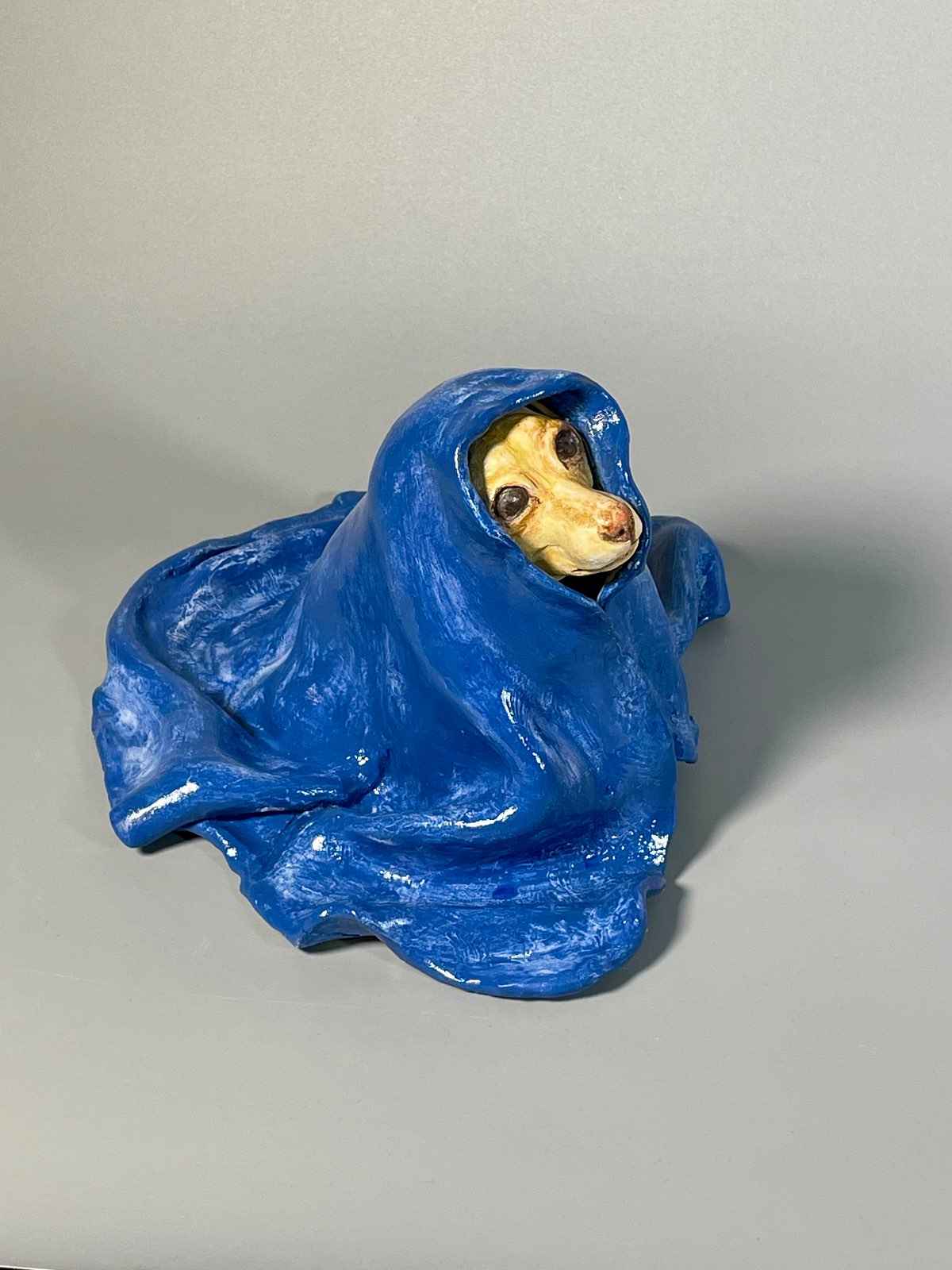 Escultura Madre Manta vista frontal superior derecha, obra única de cerámica contemporánea