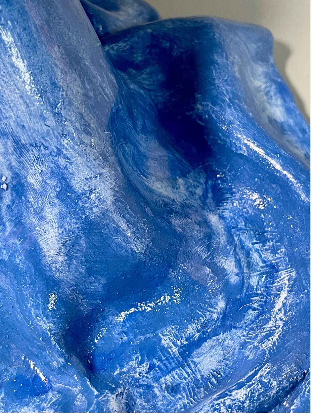 Detalle de la textura de la escultura Madre Manta, obra única de cerámica contemporánea