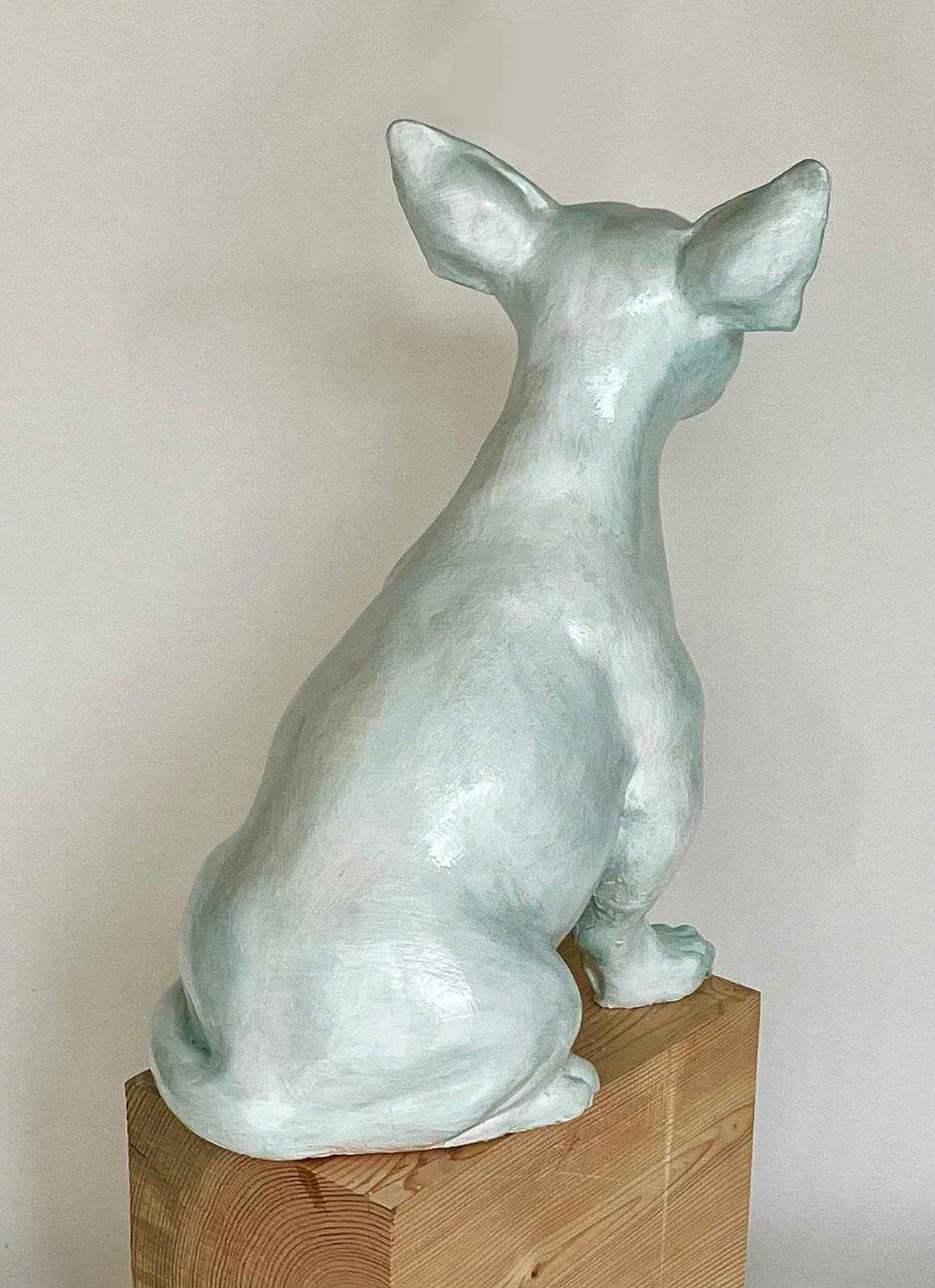 Escultura Maga II vista posterior, obra única de cerámica contemporánea