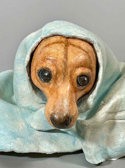 Escultura Maga polar vista primer plano frontal, obra única de cerámica contemporánea