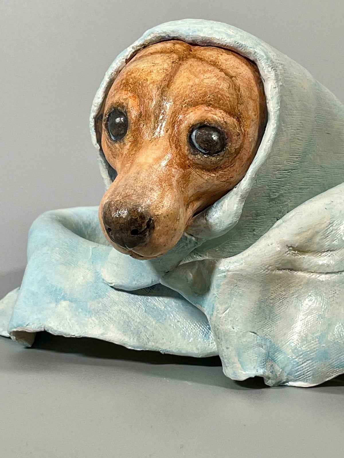 Escultura Maga polar vista primer plano perfil izquierdo, obra única de cerámica contemporánea