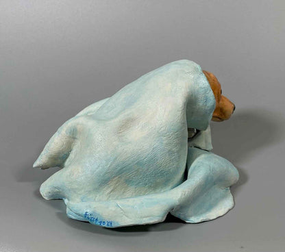 Escultura maga polar vista posterior, obra única de cerámica contemporánea