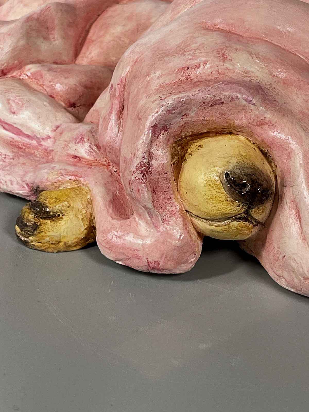 Detalle de la textura y primer plano de la escultura Primavera, obra única de cerámica contemporánea