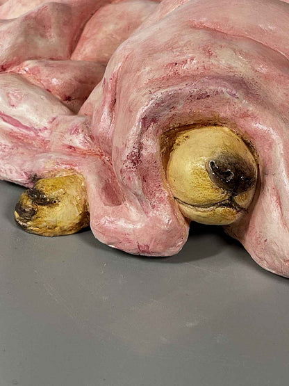 Detalle de la textura y primer plano de la escultura Primavera, obra única de cerámica contemporánea