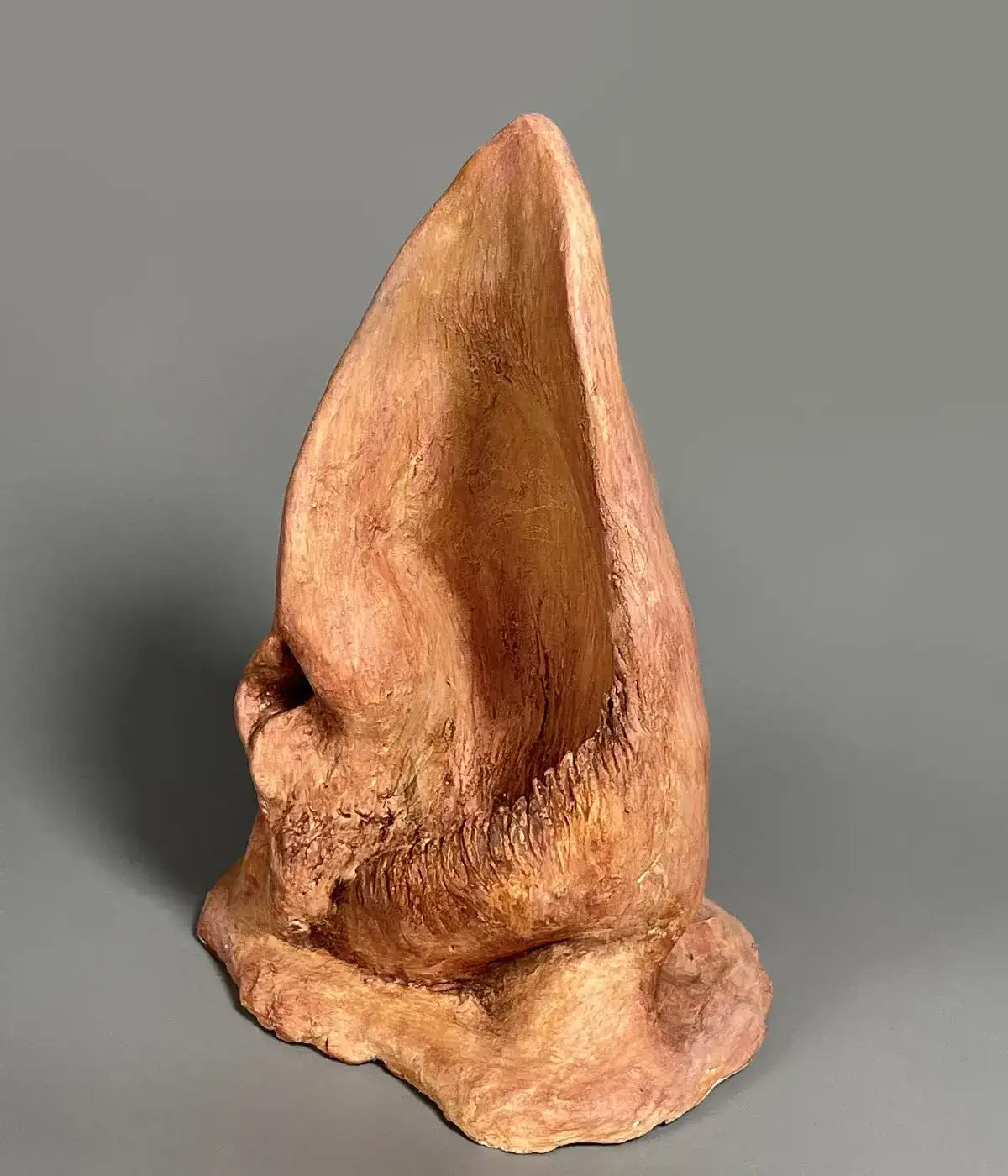 Escultura Eco Oreja vista frontal, cerámica contemporánea