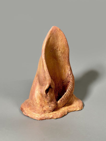 Escultura Eco Oreja vista frontal, cerámica contemporánea