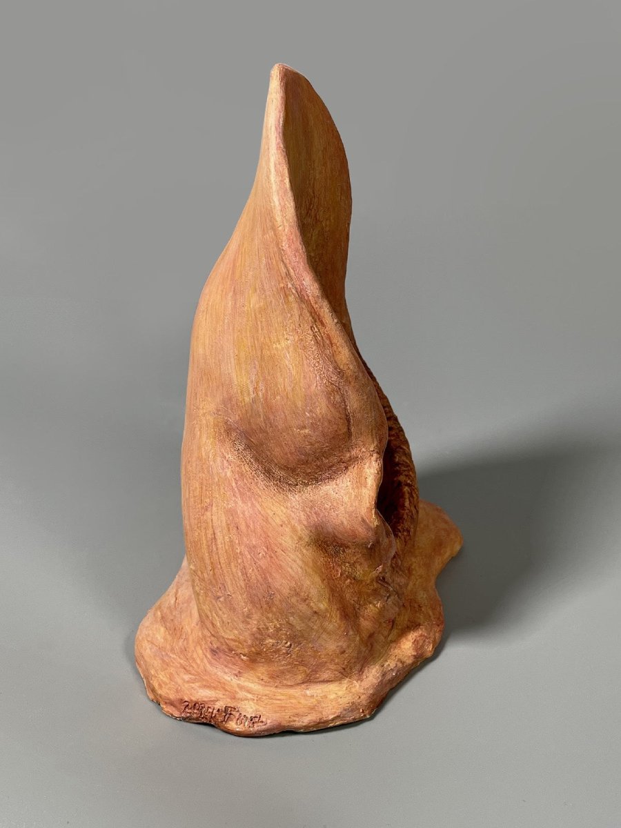 Escultura Eco Oreja vista lateral derecho, obra única en cerámica