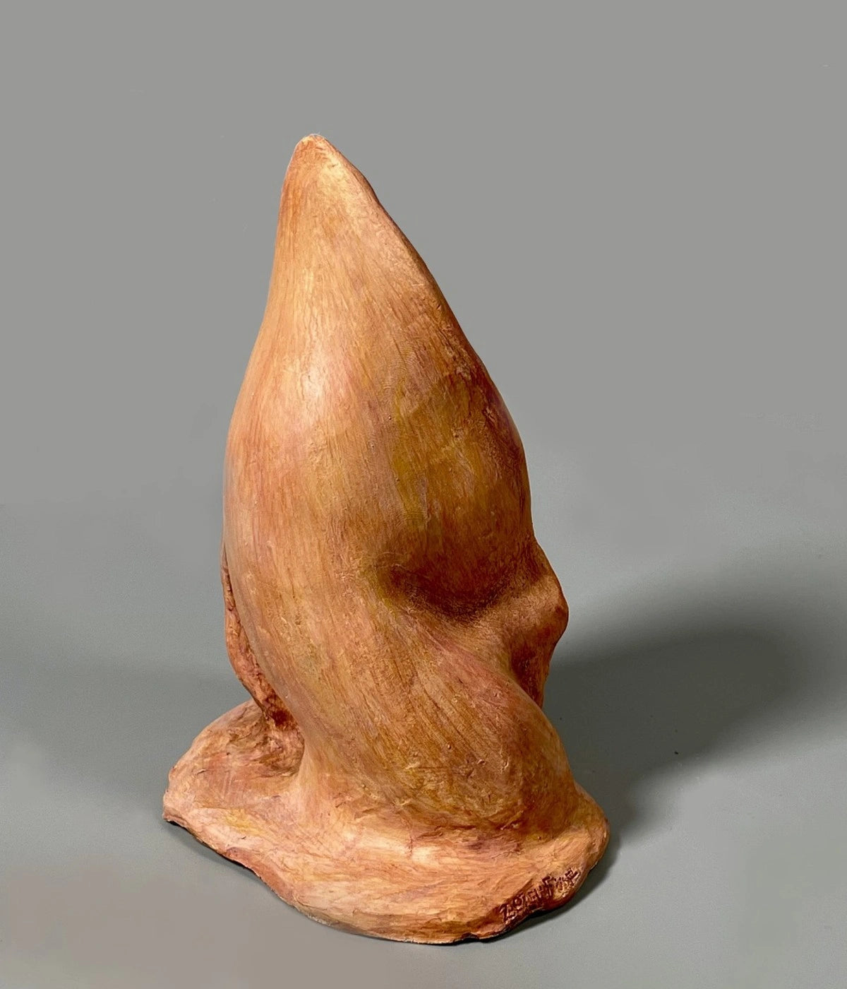 imagen posterior de la escultura ceramica Eco Oreja, obra contemporánea 