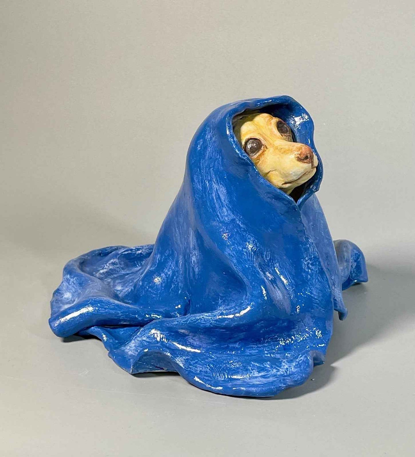 Escultura Madre Manta vista frontal derecha, obra única de cerámica contemporánea