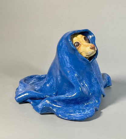 Escultura Madre Manta vista frontal derecha, obra única de cerámica contemporánea