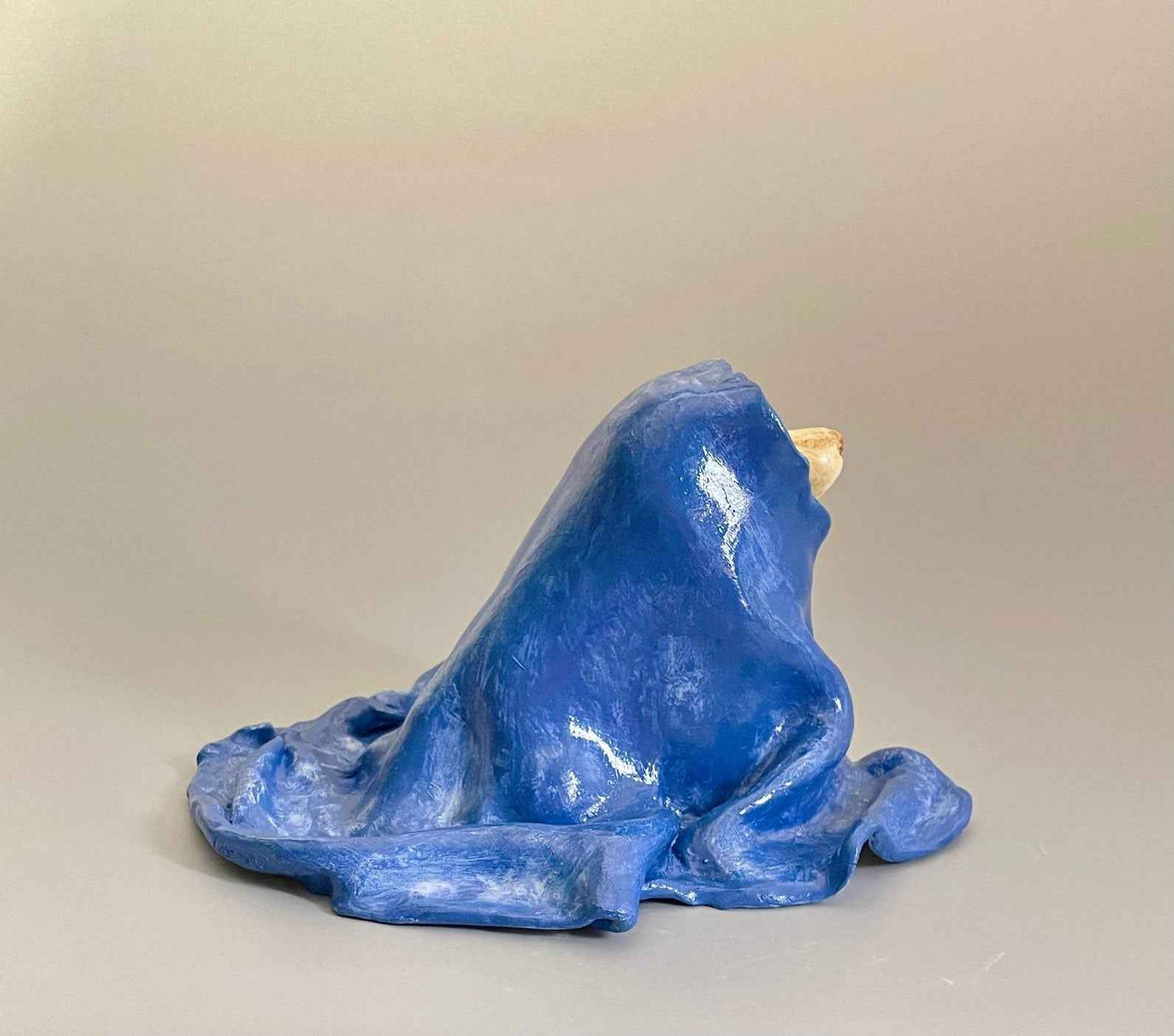 Escultura Madre Manta vista posterior derecha, obra única de cerámica contemporánea