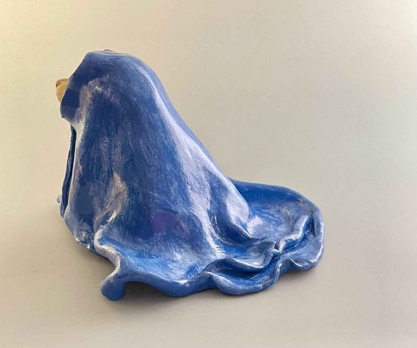 Escultura Madre Manta vista posterior izquierda, obra única de cerámica contemporánea