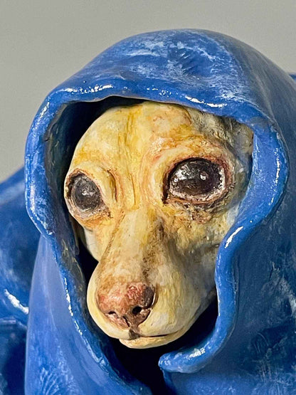 Escultura Madre Manta vista frontal primer plano de la cara, obra única de cerámica contemporánea